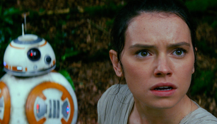 Gwiezdne Wojny Przebudzenie Mocy Rey i robot BB-8