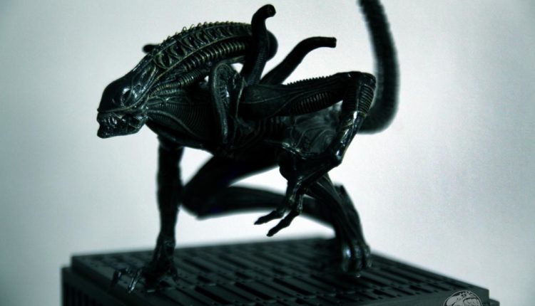 Figurka Obcy Kotobukiya Alien Warrior ArtFX+ lewy bok