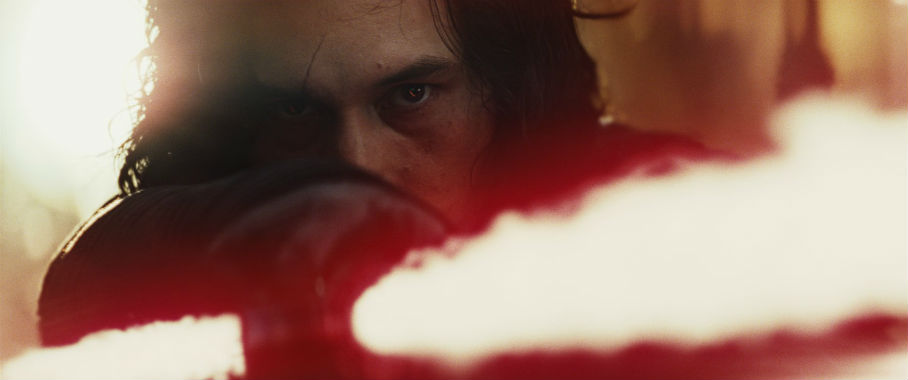 Kylo Ren wskazuje mieczem wroga w Ostatnim Jedi