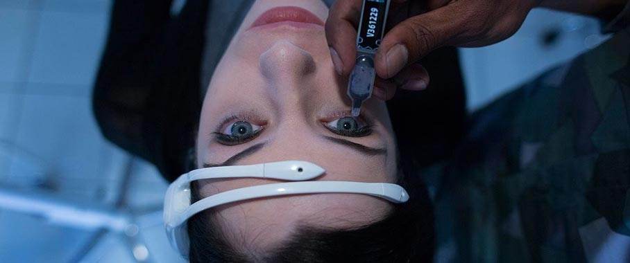 Zakrapianie oka czarną substancją OtherLife