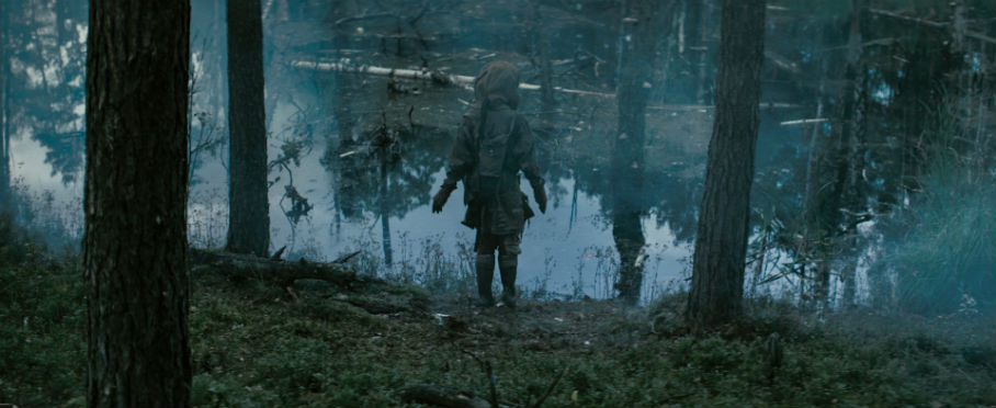 dziewczynka stojąca nad skażoną rzeką w post-apokaliptycznym świecie