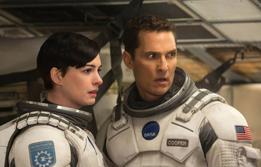 Brand i Cooper w kombinezonach kosmicznych - film Interstellar