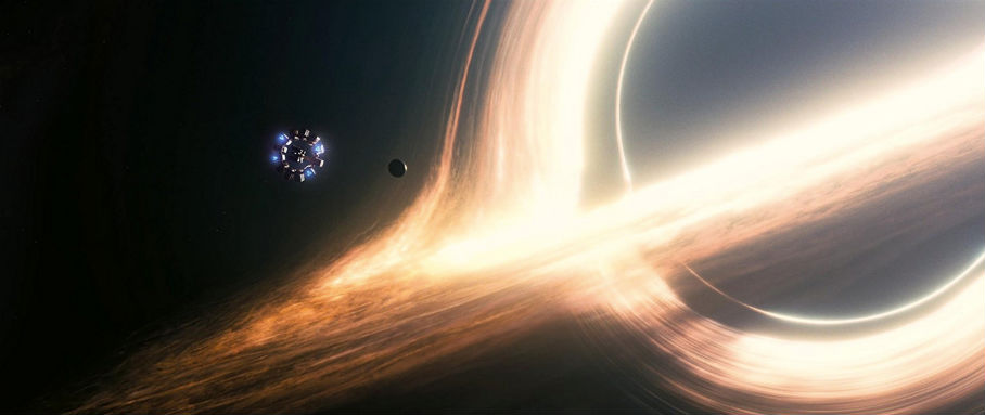 Statek kosmiczny na tle czarnej dziury w Interstellar