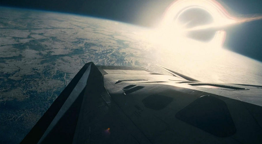 Statek kosmiczny na orbicie obcej planety w Interstellar