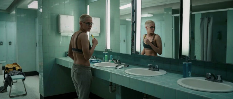 Kristen Stewart w filmie "Głębia strachu" 2020