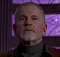 Ian Holm jako Cornelius w filmie "Piąty element"