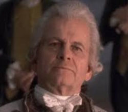 Aktor Ian Holm jako ojciec Victora w filmie Frankenstein
