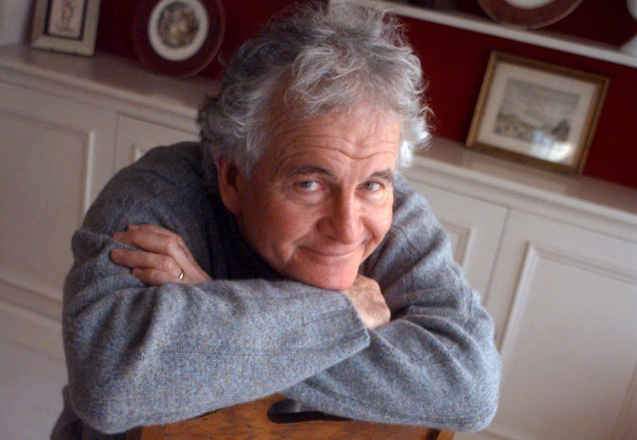 Zrelaksowany Ian Holm w domowym zaciszu