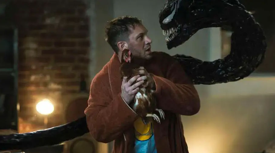 Tom Hardy jako Eddie Brock i kurczak w filmie Venom 2 (2021)