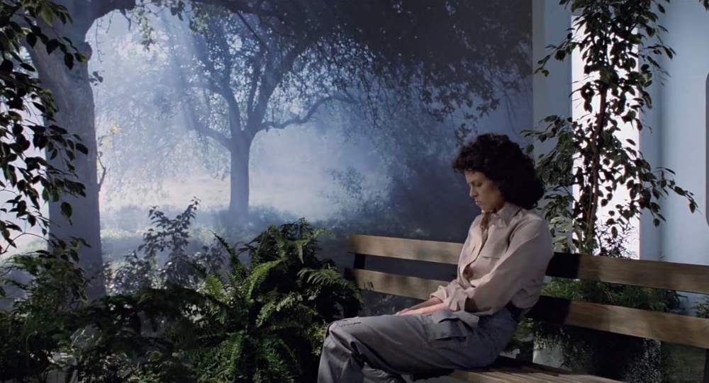 Ellen Ripley na ławce w wersji specjalnej filmu "Obcy 2" Ellen Ripley odpoczywająca na ławce w parku - film Aliens wersja specjalna