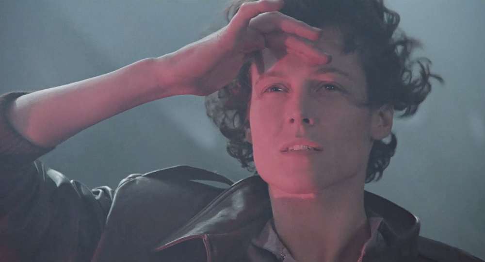 Film Aliens, 1986, Ellen Ripley Ripley patrząca w dal w filmie "Obcy 2: decydujące starcie"