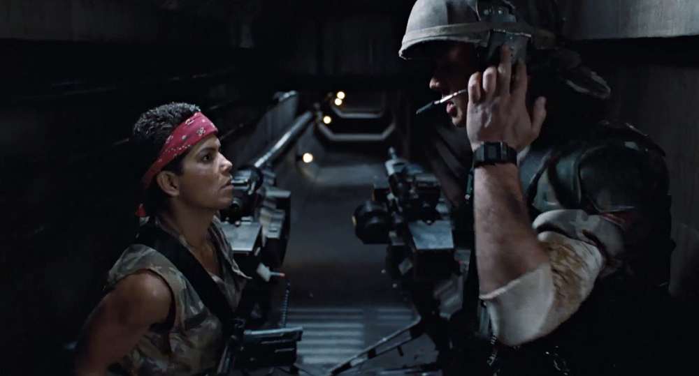 Przygotowanie do ataku Obcych w filmie "Aliens" Hudson i Vasquez ustawiający działka automatyczne na LV-426