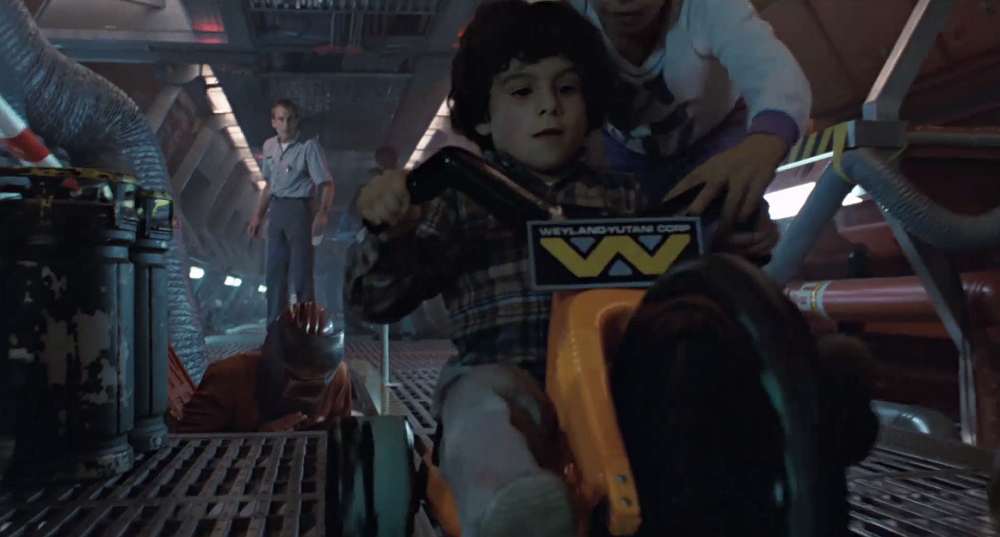 Film "Obcy 2" - wersja reżyserska - dziecko kolonistów, scena dodatkowa Dziecko kolonistów na rowerze w korytarzu Hadley’s Hope