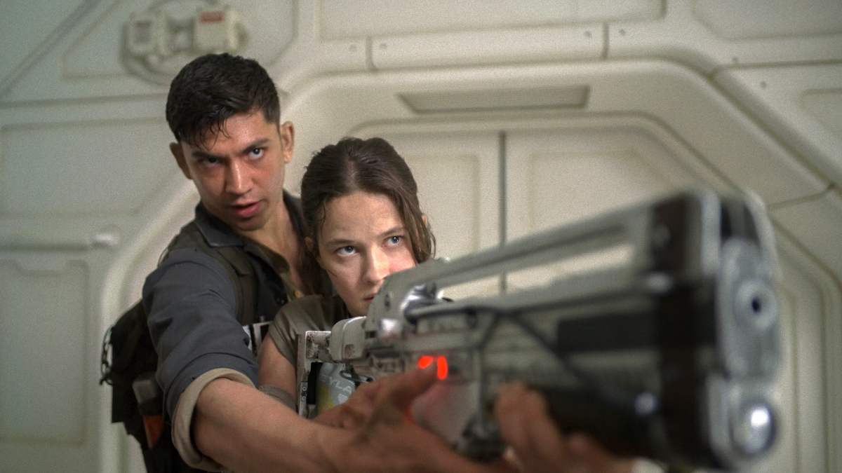 Bohaterowie filmu Obcy Romulus i słynny już pulse rifle